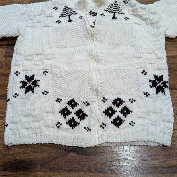 Handmade Hand knit White Cowichan style sweater zipper cardigan - Picture 6 of 7